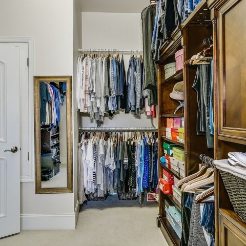 Decluttering szafy z ubraniami: jak ogarnąć garderobę w 5 krokach
