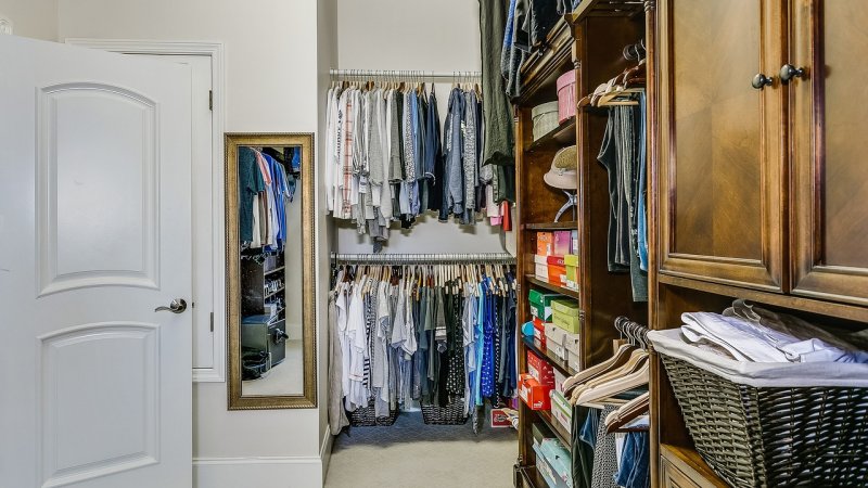 Decluttering szafy z ubraniami: jak ogarnąć garderobę w 5 krokach