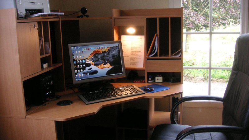 Organizacja biurka i home office: porządek, który zwiększa skupienie